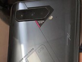 Die Zahl 5 deutet auf ein ROG Phone 5 statt eines ROG Phone 4, auch einen offiziellen Teaser zum neuen Asus Gaming Phone gibt es bereits.
