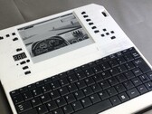 Evertop kombiniert ein E-Ink-Display mit einer Tastatur und mit Solar-Panels. (Bildquelle: Eric Jenott)