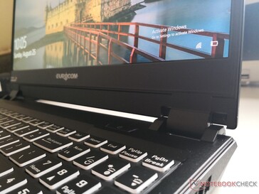 Das OLED-Display ist heller und besitzt sattere Farben als die IPS-SKU