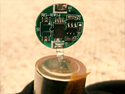 Ladeelektronik eines Lithium-Ionen-Akkus (Bild: Wikimedia Commons)