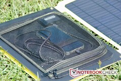 Die Reißverschlusstasche kann Kabel und sogar ein Smartphone fassen, ...