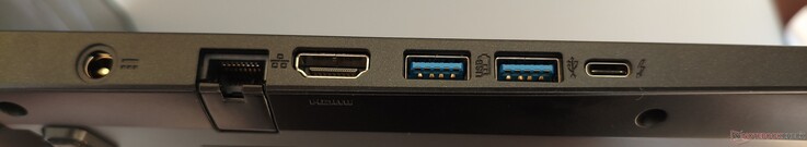 linke Seite: DC-In, RJ45-LAN, HDMI 2.1, 2x USB-A 3.0, Thunderbolt 4