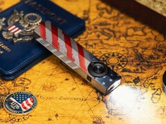 Die Olight ArkPro Stars & Stripes Edition besitzt ein Flutlicht mit 1.500 Lumen