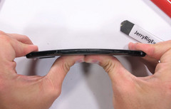 Wird das Glas brechen? Das OnePlus 6 im Torture-Test von JerryRigEverything.