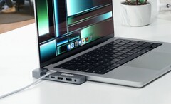 Der neueste Hub von Plugable besitzt eine Aussparung, die Platz für Apples MagSafe-Ladekabel bietet. (Bild: Plugable)