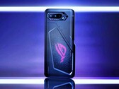 Das reguläre ROG Phone 5 besitzt ein beleuchtetes Logo auf der Rückseite, das Pro und Ultra dagegen ein kleines Display. (Bild: Asus)