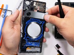 Das RedMagic 11 Pro besitzt das wohl stärkste Kühlsystem aller Smartphones. (Bildquelle: JerryRigEverything)