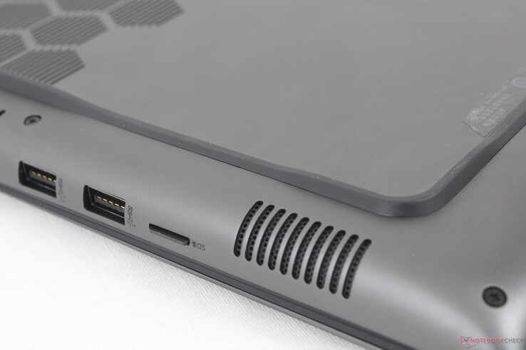 Vollständig eingesetztes MicroSD-Lesegerät schließt bündig mit dem Rand ab
