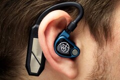 iFi packt Bluetooth-Chip, DAC, Verstärker, Akku und Qi-Ladespule in einen kompakten Adapter für verkabelte IEMs. (Bild: iFi)