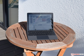 Das Microsoft Surface Go bei Sonnenschein