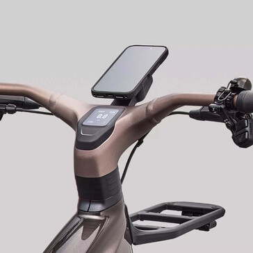 Mit der optionalen Handyhalterung lässt sich ein Smartphone auch gleich aufladen
