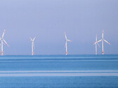 Günstiger Strom, verlässlicher Betrieb und einfacher Aufbau: Windparks im Meer haben einige Vorteile. (Bild: pixabay/Tho-Ge)