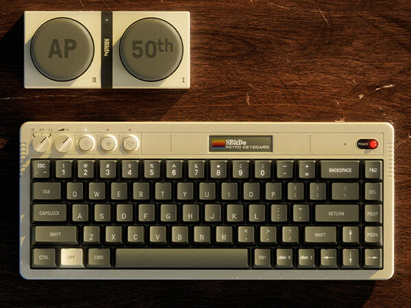 Gemini said Die 8BitDo Retro 68 Tastatur AP50th Limited Edition wird mit zwei kabellosen Super-Buttons geliefert