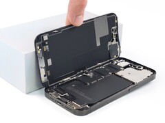 Reparaturen sollen künftig auch mit Drittanbieter-Komponenten möglich sein, laut neuer EU-Richtlinie. (Bild: iFixit)