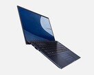 Das Asus ExpertBook B9 wiegt nur 880 Gramm – oder knapp ein Kilogramm mit einem größeren Akku. (Bild: Asus)