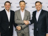 Sixt-Stellantis-Deal besiegelt: Alexander Sixt (Co-CEO von Sixt), Uwe Hochgeschurtz (Stellantis Chief Operating Officer, Enlarged Europe), Konstantin Sixt (Co-CEO von Sixt) - von links nach rechts.