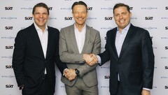 Sixt-Stellantis-Deal besiegelt: Alexander Sixt (Co-CEO von Sixt), Uwe Hochgeschurtz (Stellantis Chief Operating Officer, Enlarged Europe), Konstantin Sixt (Co-CEO von Sixt) - von links nach rechts.