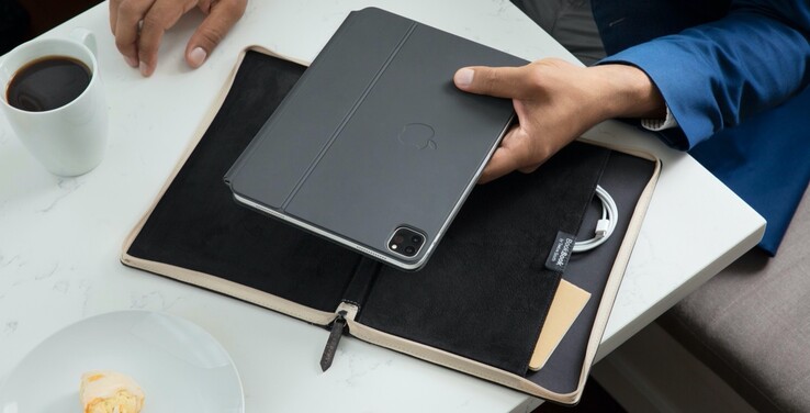 Im BookBook Cover hat das iPad Pro sogar samt Magic Keyboard platz.