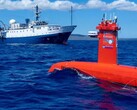 Die Drix-Drohne (Rot) vor der E/V Nautilus. (Foto: Ocean Exploration Trust)