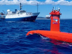 Die Drix-Drohne (Rot) vor der E/V Nautilus. (Foto: Ocean Exploration Trust)
