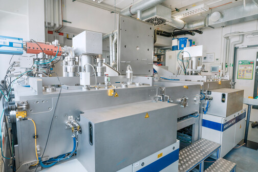 © Fraunhofer IKTS | CVD-Beschichtungsanlage (kurz für chemical vapour deposition) für die Funktionalisierung textiler Gewebe.