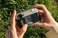Die Fujifilm X Half setzt auf ein kurioses Design mit kleinem Hochformat-Touchscreen. (Bildquelle: Fujifilm)