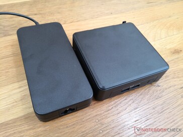 Das Netzteil ist größer als der NUC selbst