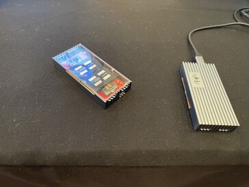 Die SSD mit zwei Airjet Minis. (Foto: Andreas Sebayang/Notebookcheck.com)