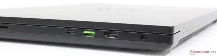 Rechts: SD-Leser, USB-C 3.2 Gen. 2 mit Thunderbolt 4 + DisplayPort + Power Delivery), USB-A 3.2 Gen. 2, HDMI 2.1, Kensington-Schloss