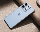 Das Motorola Edge 70 Max setzt auf eine bunte Rückseite mit Stoff-Textur.