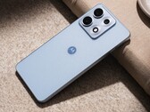 Das Motorola Edge 70 Max setzt auf eine bunte Rückseite mit Stoff-Textur.