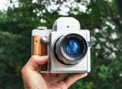 Die Nons SL645 Sofortbild-Kamera unterstützt Wechselobjektive von Nikon, Canon, Pentax und Co. (Bild: Nons)