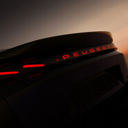 Bestellstart für das Peugeot E-408 Facelift: Der aufgewertete Elektro-Crossover rollt ab 46.300 Euro mit neuer Lichtsignatur und integrierter V2L-Technologie zu den Händlern.