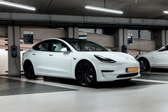 Tesla-Fahrzeuge, wie das hier zu sehende Model 3, stehen in China offensichtlich weiterhin unter Spionage-Verdacht (Bild: Jannis Lucas)