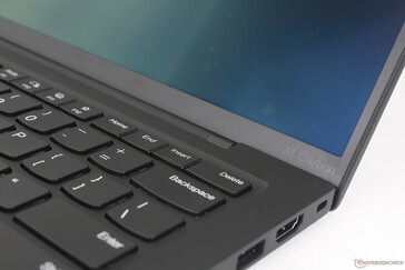 Das Bezel unter dem Display ist schmaler als vorher. Bemerkenswert: Die fehlenden Lautsprecher-Öffnungen.