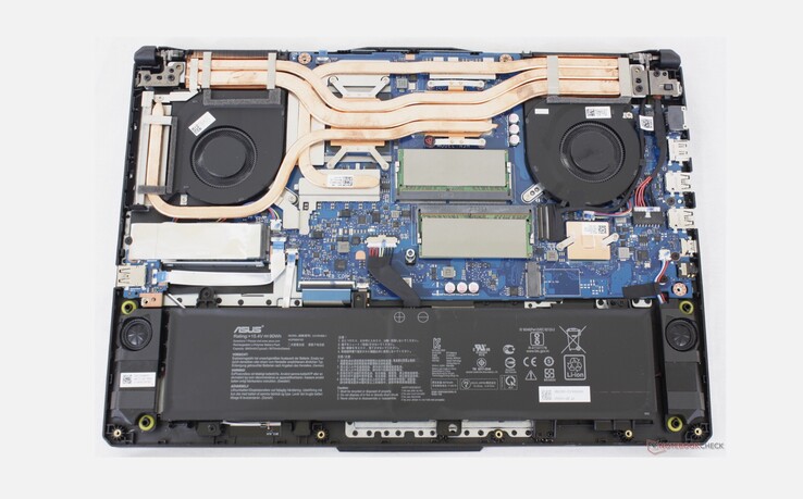 Der Arbeitsspeicher und die SSD können einfach aufgerüstet werden. (Bild: Notebookcheck)