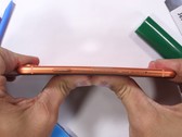 Das orange iPhone Xr von Apple meldet sich zum Scratch-, Burn- und Bendtest von JRE.