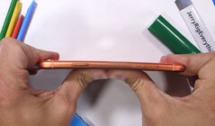Das orange iPhone Xr von Apple meldet sich zum Scratch-, Burn- und Bendtest von JRE.
