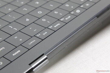 Minimalistisches Design mit versteckten Lüftungsgittern auf der Rückseite