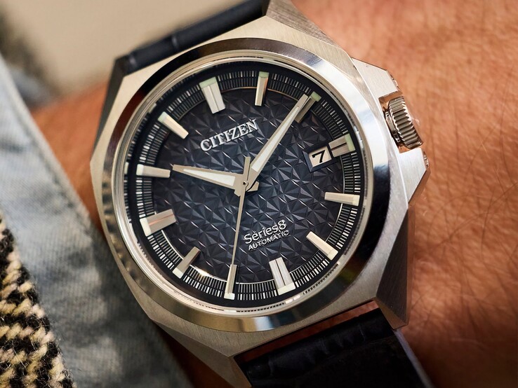 Citizen Series 8 831 Automatik mit orange-braunem geometrischem Zifferblatt, goldfarbenem Gehäuse und Lünette sowie integriertem goldfarbenem H-Gliederarmband am Handgelenk