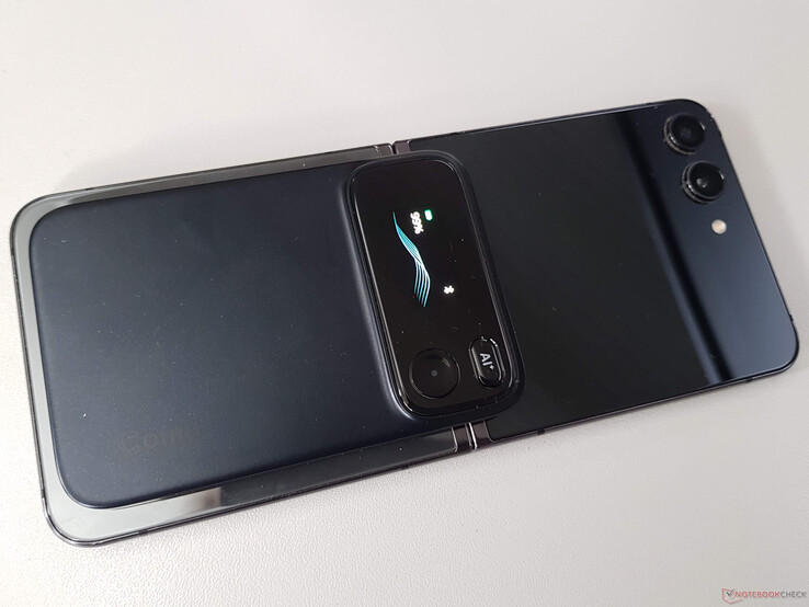 Per Magnetismus kann der Comu Action Pro an der Smartphone-Rückseite befestigt werden, ist jedoch deutlich dicker als etwa das Plaud Note Pro.