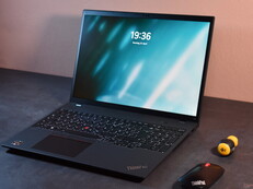 Lenovo hat seiner AMD-Variante des ThinkPad T16 Gen 2 einen bemerkenswerten Rabatt verpasst (Bildquelle: Benjamin Herzig)