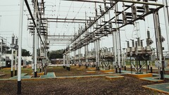 Der wahre Flaschenhals der KI: Ein Umspannwerk, das stellvertretend für die Probleme der lokalen Netzkapazität steht, die Satya Nadella (Microsoft CEO) benannte. (Symbolbild: Freepik.com)