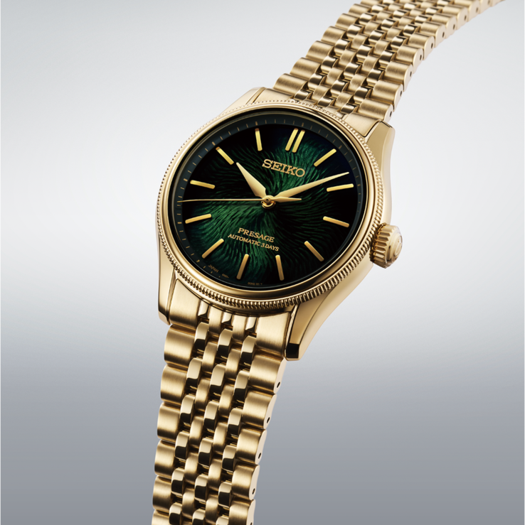 Nahaufnahme der Seiko Presage Classic x Tradman’s Bonsai mit strukturiertem dunkelgrünem Zifferblatt, goldfarbenen Zeigern und Indizes sowie einem goldfarbenen Armband