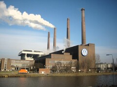 Produktionsausfall bei Volkswagen [Symbolbild VW-Werk Wolfsburg von AndreasPraefcke via Wikimedia]