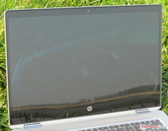 Das Chromebook im Freien (geschossen bei strahlendem Sonnenschein).