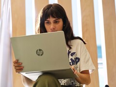 Das HP OmniBook 5 14 bietet trotz relativ günstigem Preis ein OLED-Display. (Bildquelle: HP)