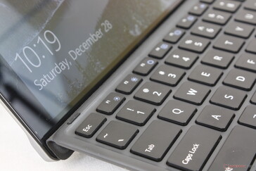 Keyboard-Base aus Kunststoff, Tablet-Rahmen aus Aluminium und Glas an der Front