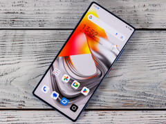 Das Nubia Z70 Ultra hat einen großen und hübschen OLED-Bildschirm im 6,85 Zoll Format (Bildquelle: Daniel Schmidt)