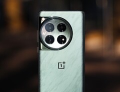 Das OnePlus 12 setzt auf eine hochwertige Kamera mit Hasselblad-Branding. (Bild: OnePlus)